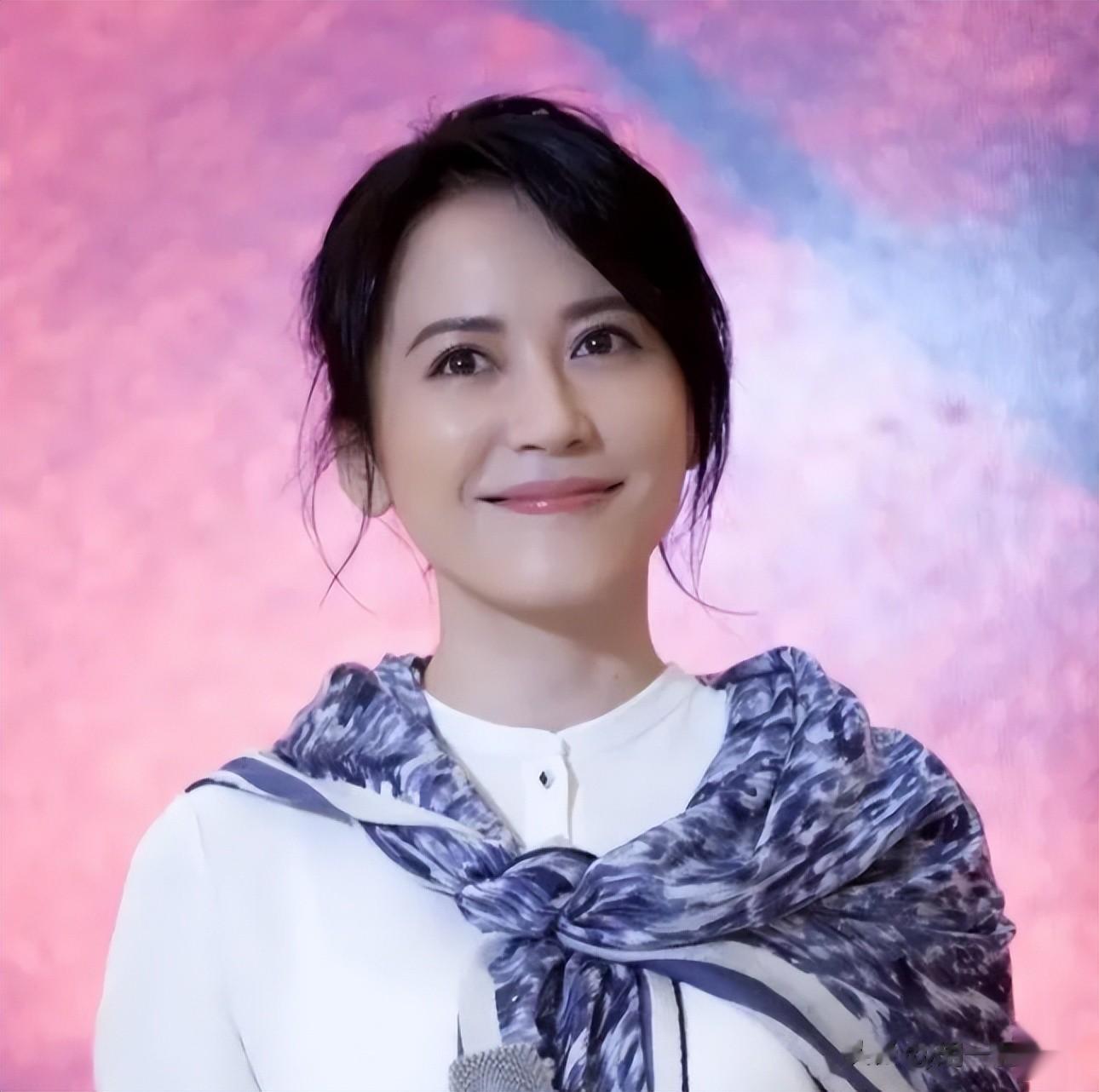 胡兵薛佳凝粉红女郎20年后同框，一个脸僵全是褶，一个白胡子发嗲