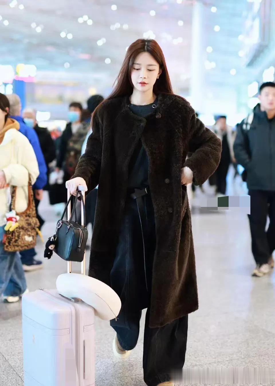 沈梦辰机场私服真会穿!深棕大衣+灰色毛衣+阔腿裤,高级又洋气!