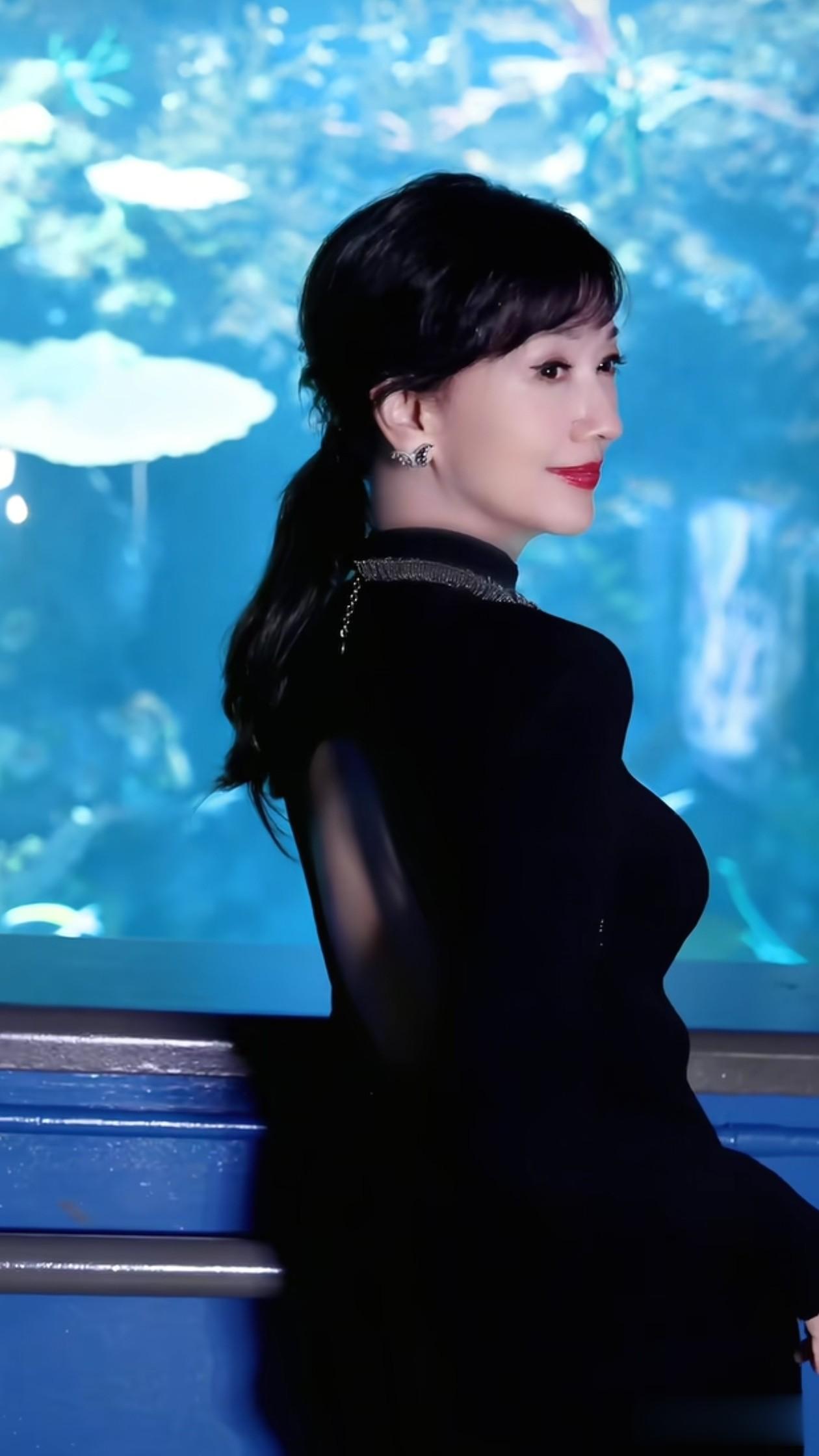 72岁赵雅芝最新穿搭:低马尾+黑色露背裙,勾勒好身材,美得像50