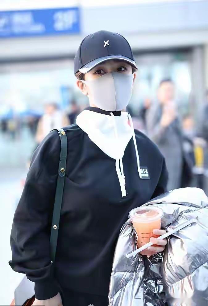 口罩帽子全白给！杨紫青海街头被“秒认”，国民度再掀热议狂潮