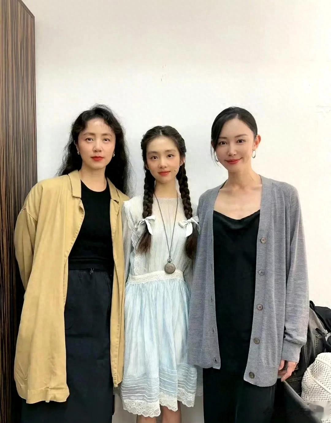 黄多多和妈妈孙莉、朱洁静合影,三个人都好有气质! 黄多多???好漂亮