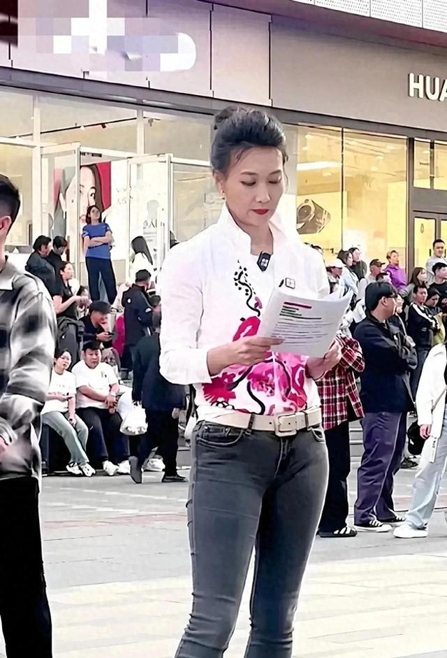 48岁李梓萌穿牛仔裤惊艳亮相，身材堪比美少女！