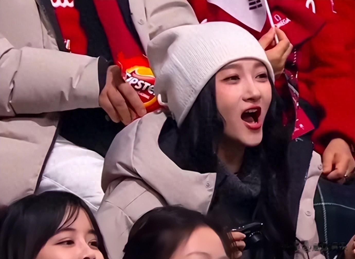 离新年还剩5天，关晓彤整了波大的，鹿晗刷到估计都得愣一下