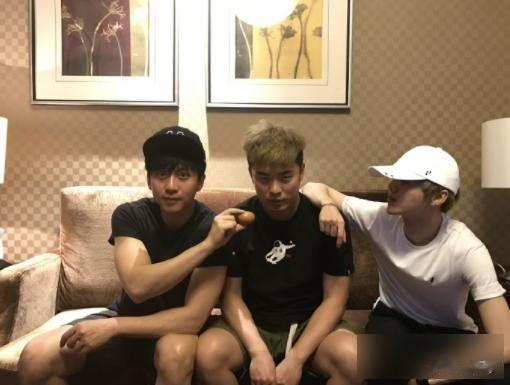 超赫鹿旧照刷屏，变没变引争议，粉丝吵翻天？