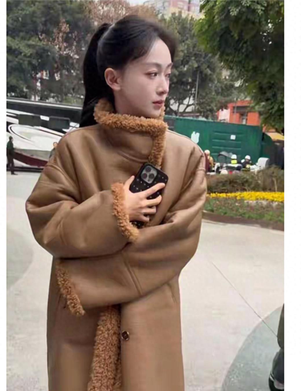 吴谨言一身卡其色大衣，衬托出苗条的身材，扎着高马尾，显年轻。