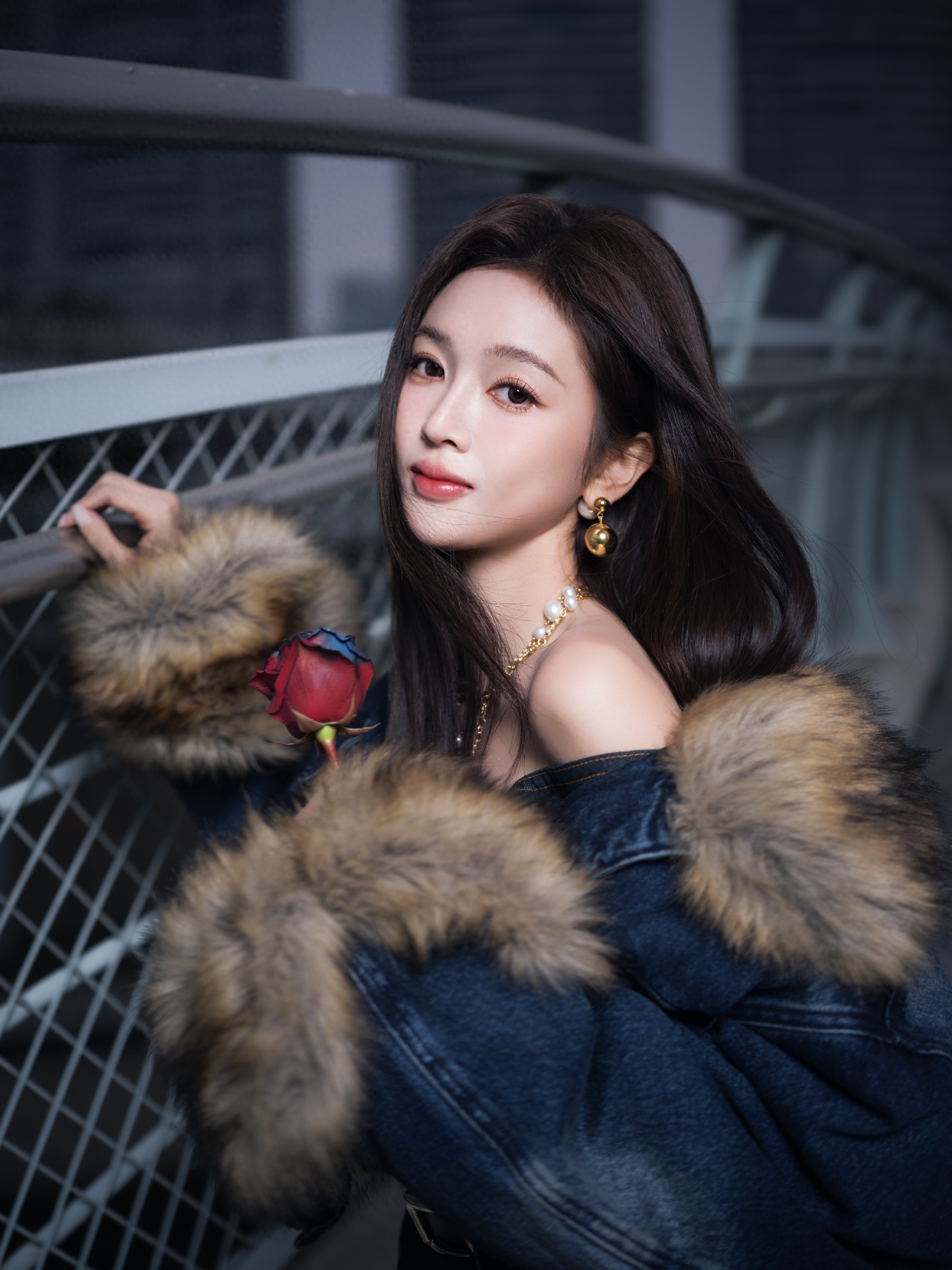 吴宣仪穿搭公式，很有态度的样子飒