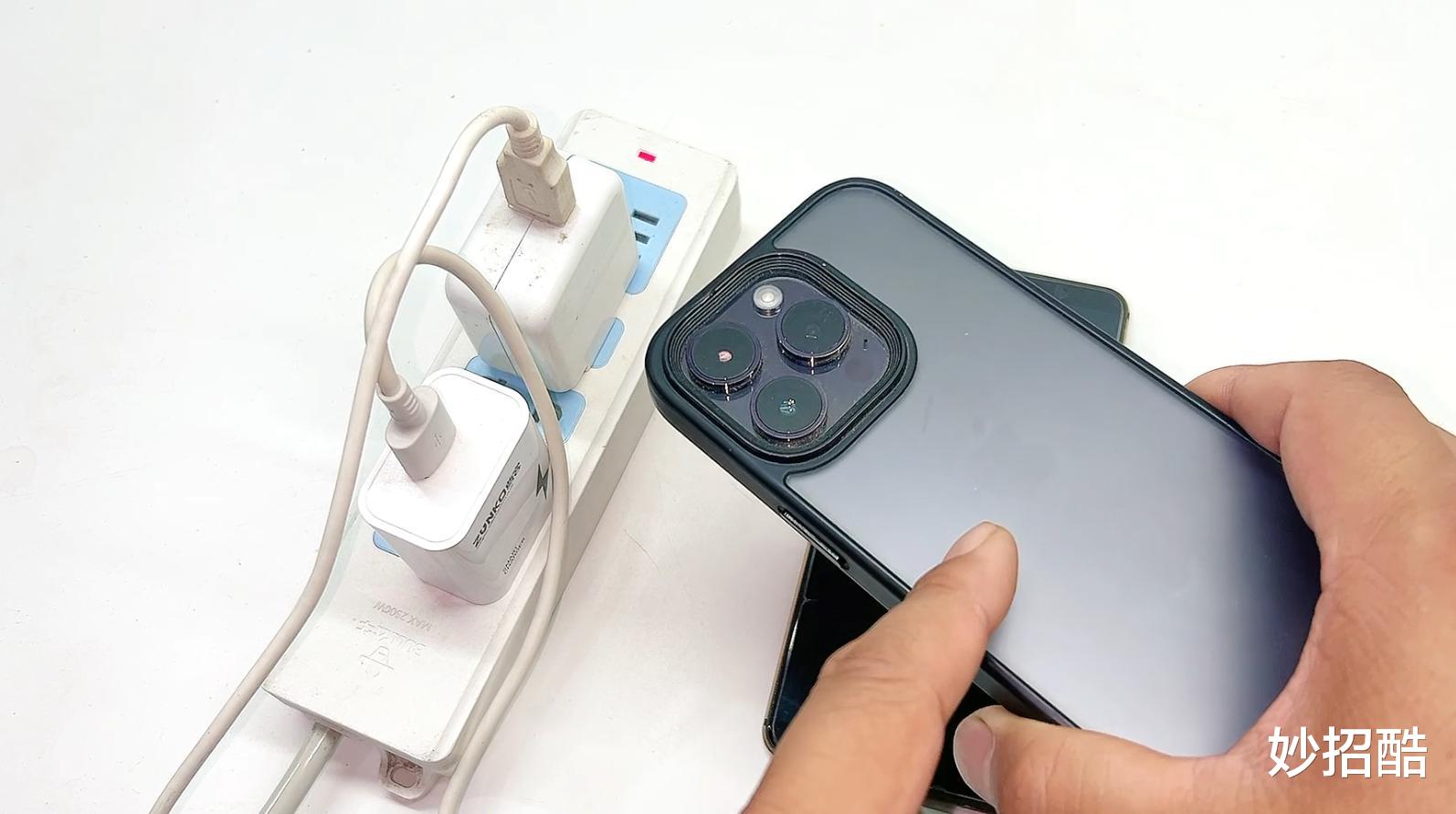 不管什么手机,切记不要这样充电,否则手机就离“报废”就不远了