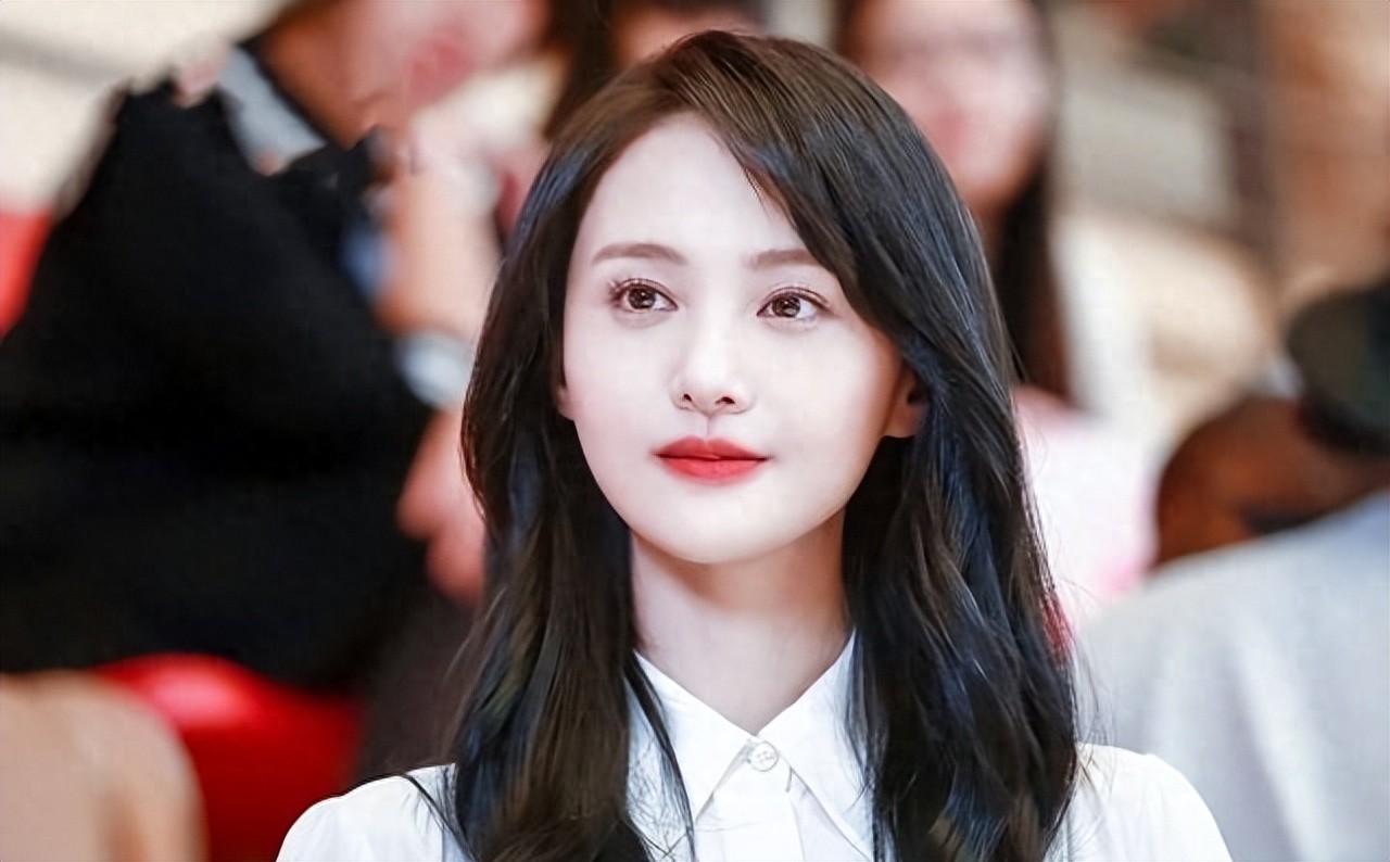 面相变了！逃到美国4年多，34岁郑爽近照被曝，早年风光已然不再