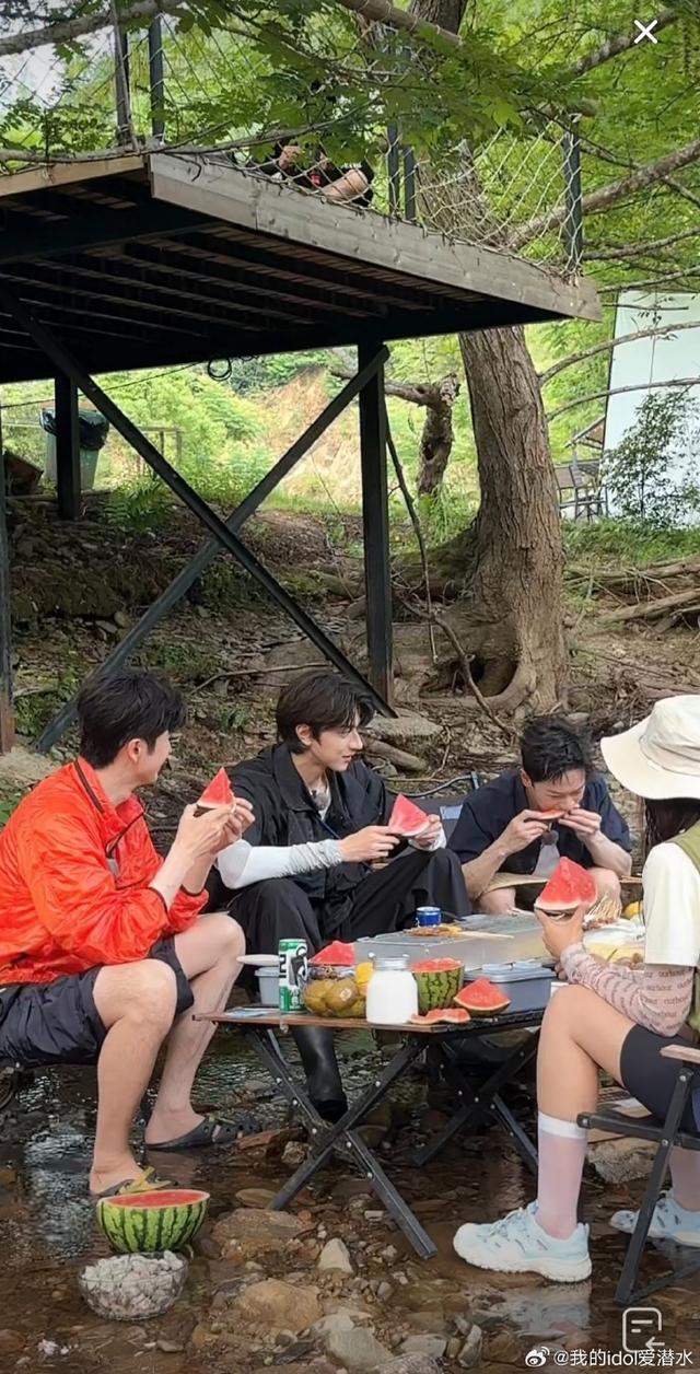 曹骏翻红后首上综艺，与林一溪上烧烤好惬意，吃西瓜毫无偶像包袱