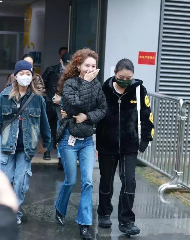 34岁金晨增肥后大变样,新烫了羊毛卷穿羽绒服,美得像换了个人