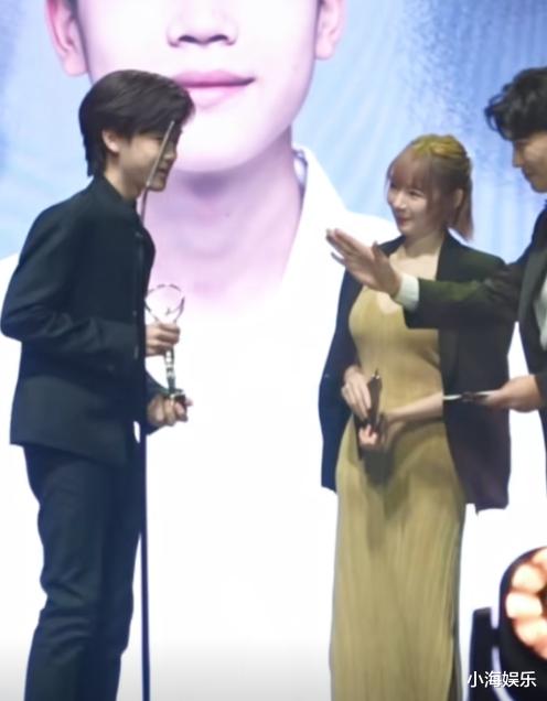 韩昊霖斩获国际大奖,曾饰演“小范闲”等角色,16岁已出道十年