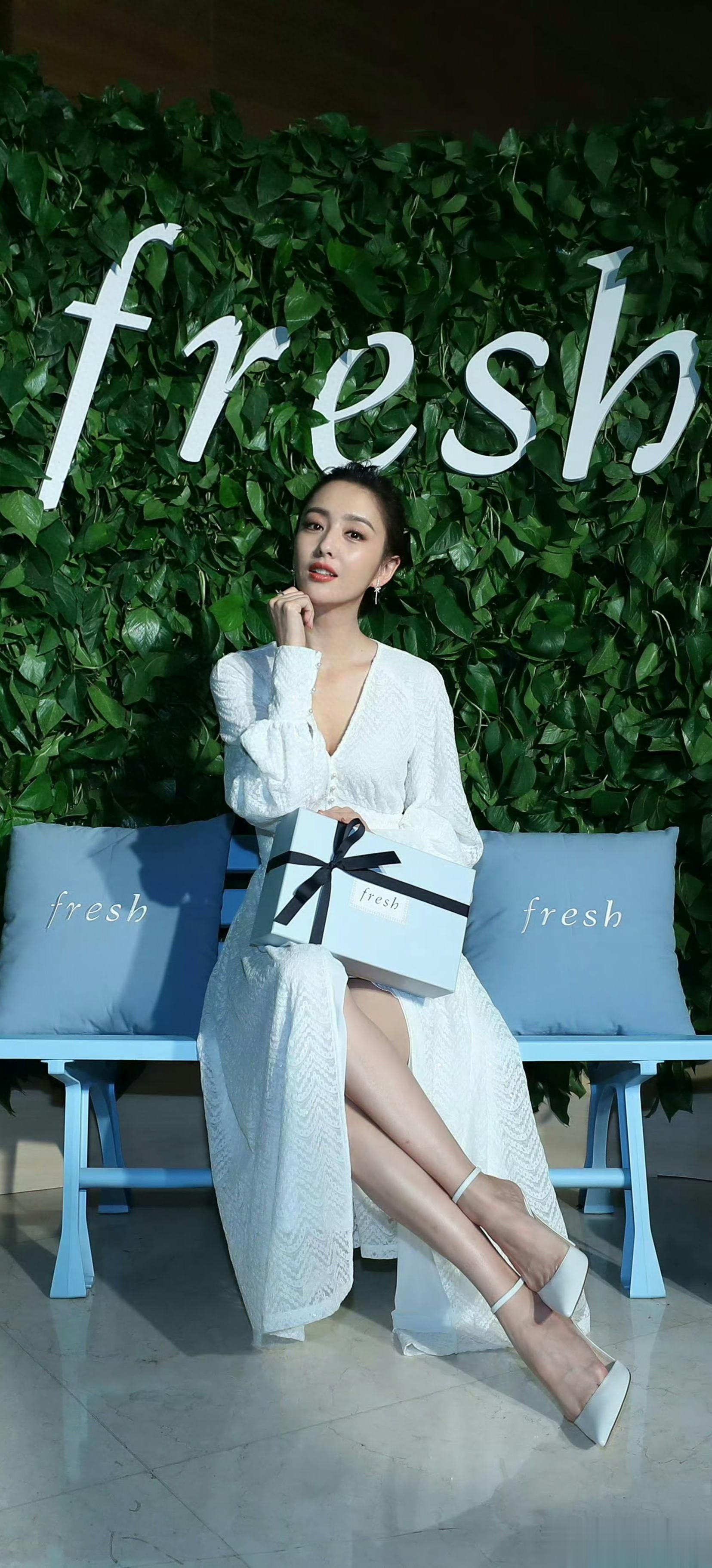 目测佟丽娅这脚丫得42码