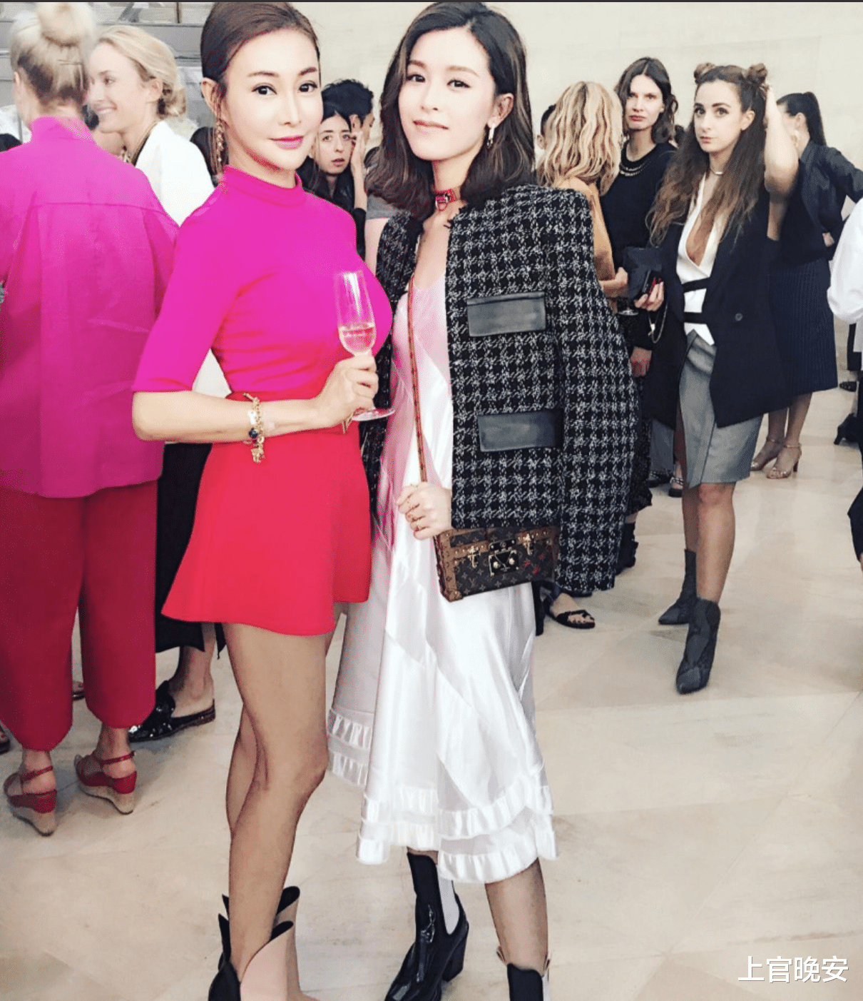 李家诚的空姐前女友曝光，年近六十风韵犹存，徐子淇长得有点像她