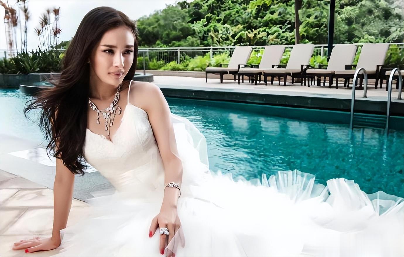 杨幂当年超出圈的婚纱照 ???