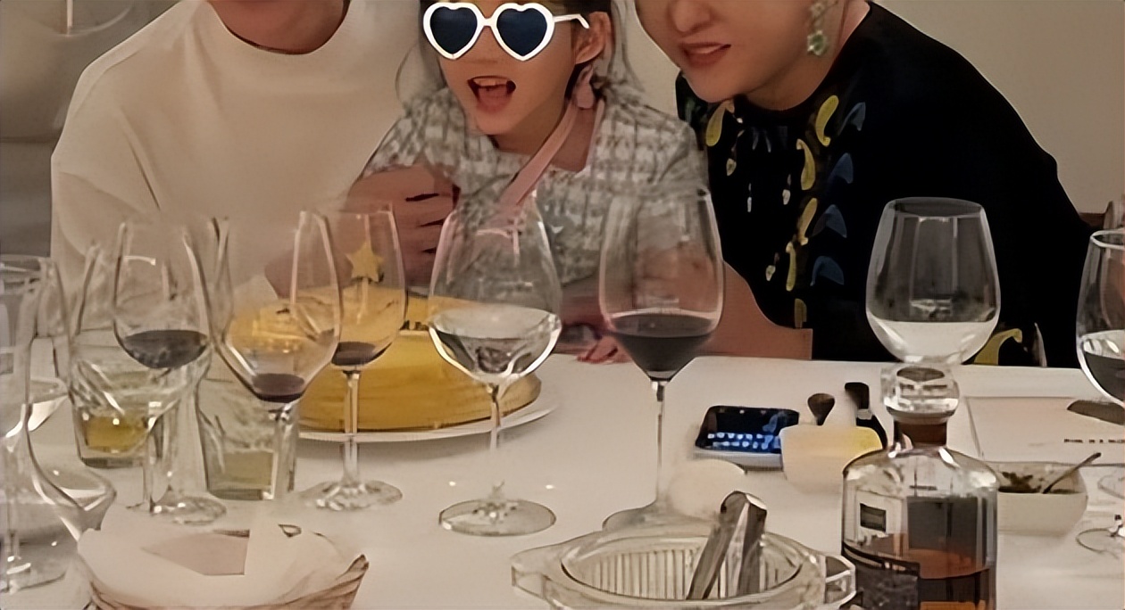 向华强77岁寿宴好简朴！喝六瓶洋酒没鲍鱼龙虾，向佑未露面引争议