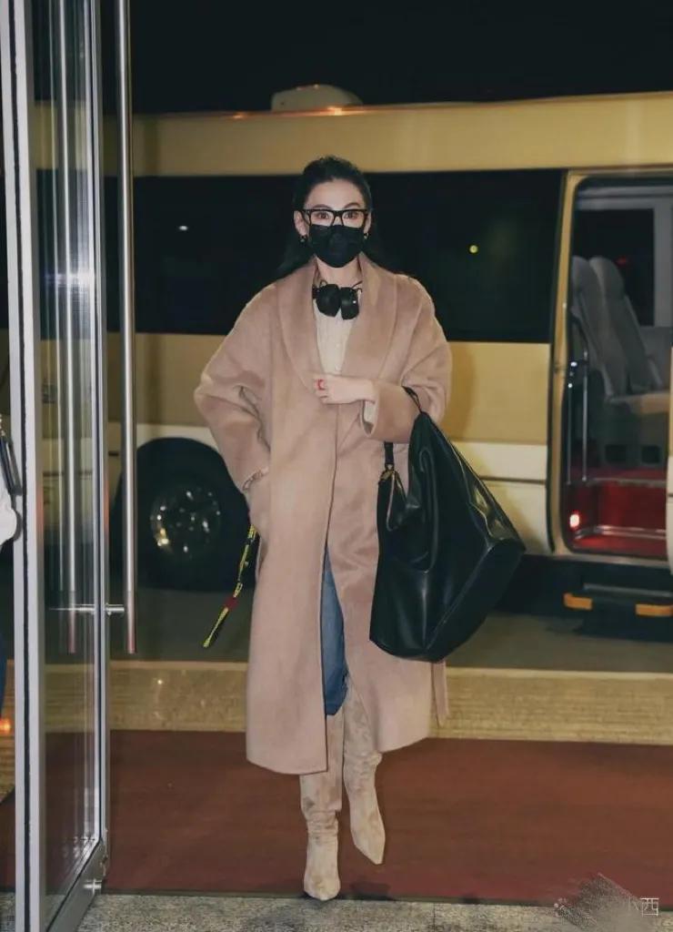 46岁张柏芝的“中年穿搭”真高级！驼色大衣牛仔裤尖头靴，时髦！