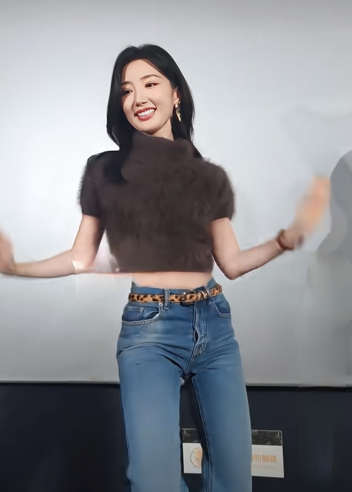 毛晓彤穿搭辣妹风，棕色露腰上衣搭喇叭裤，黑长卷发跳手势舞