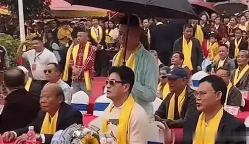 69岁吕良伟携子吕善扬回陆川祭祖，打扮低调，年近古稀却发量惊人