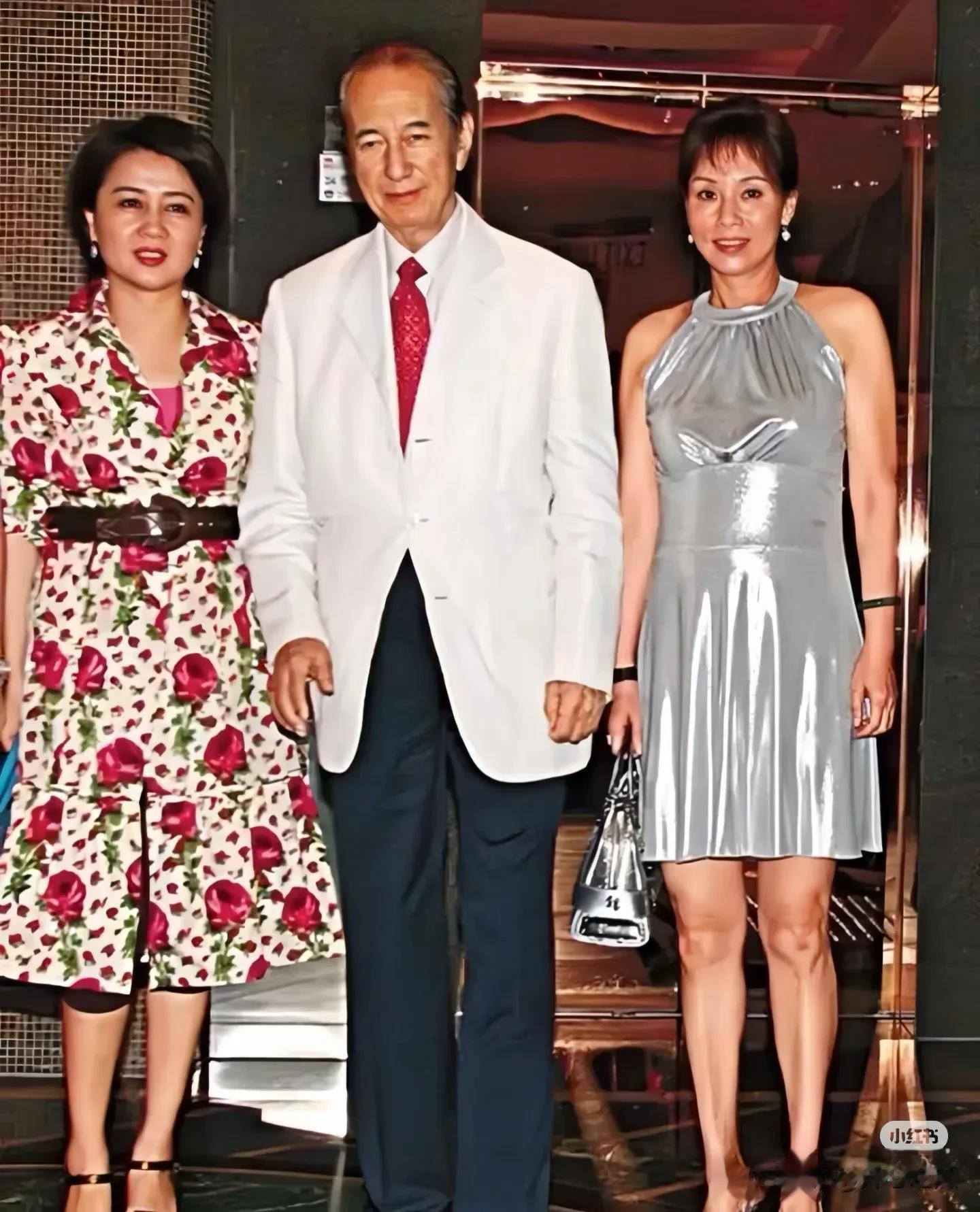 何超盈和姐姐何超琼做慈善,6岁女儿荷包蛋站C位,气场像姥姥四太