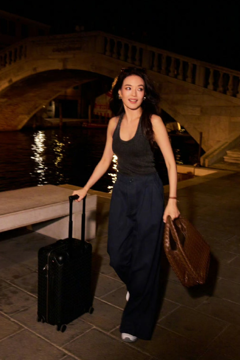 当53岁舒淇和49岁孙艺珍站在一起，我才彻底明白，什么叫相由心生