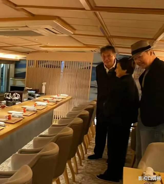 70岁张国立携妻子与友人聚餐,头顶白发老态明显,邓婕气质优雅