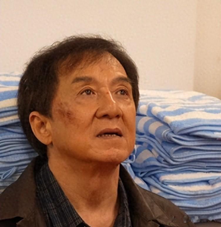 成龙半夜翻看手机监控，看到72岁林凤娇驼着背叠衣，当场红了眼眶