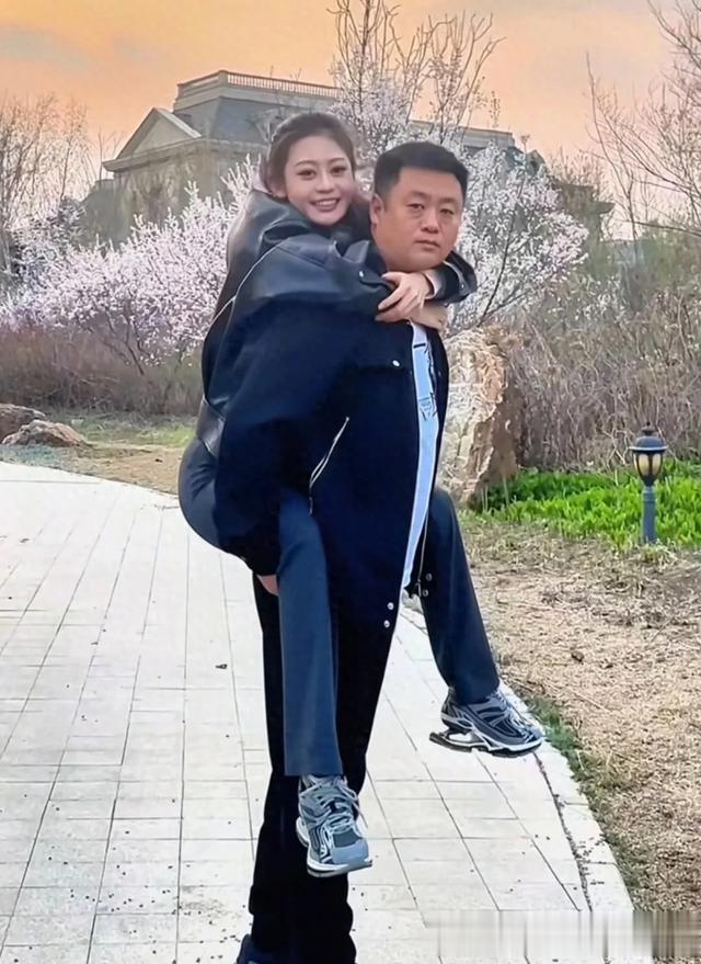 宋晓峰女儿回长春，宋之馨晒东北大饺子，自家小院养狗又大又干净