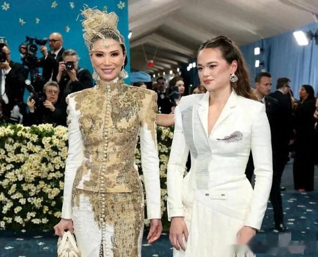 56岁邓文迪亮相MetGala，被嘲金冠霸气却廉价，和女儿穿同款鞋子