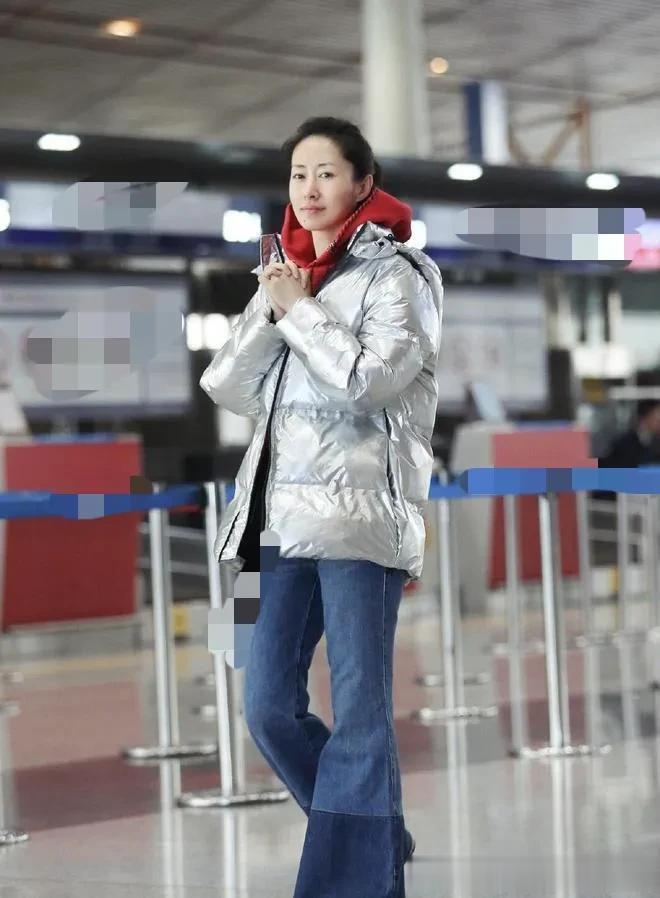 刘敏涛的中年穿搭真年轻！羽绒服+连帽卫衣+牛仔裤，减龄又时髦