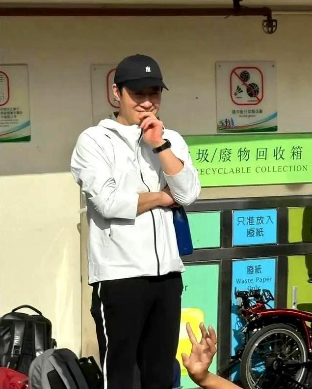 58岁黎明和小19岁妻子携手出席，女儿颜值惊人