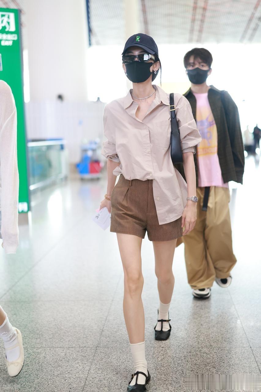 古力娜扎现身北京机场,身穿藕粉色衬衫温柔明媚