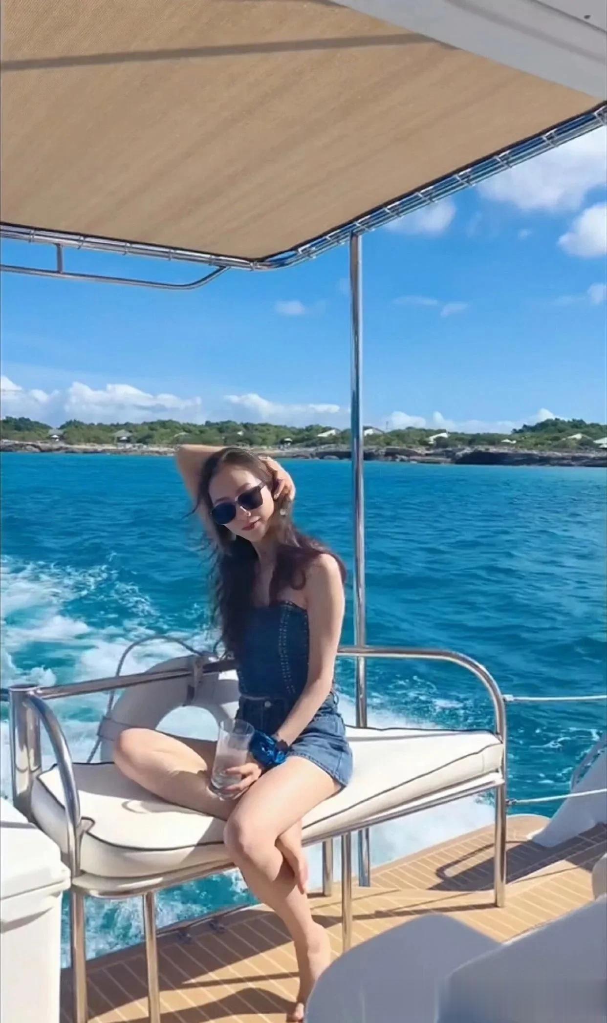 韩雪大长腿十分吸睛，老了依旧很美