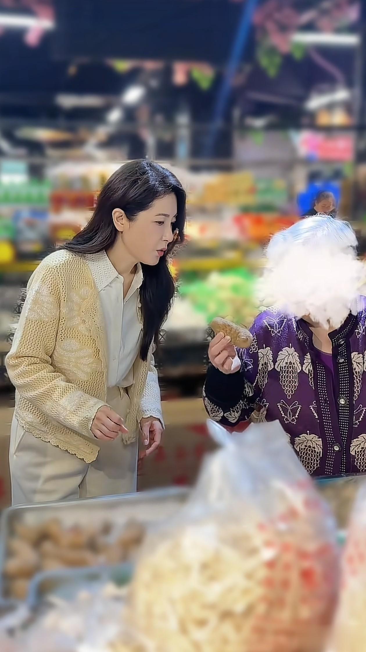 49岁曾黎逛菜市场！穿小开衫+衬衣+阔腿裤，减龄又洋气，美得像29