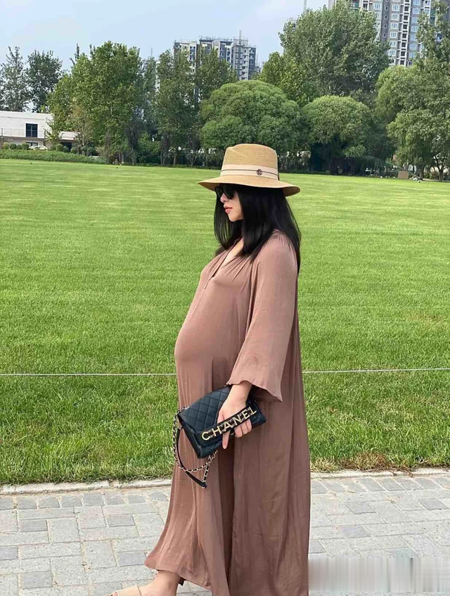 朱珠晒41岁生日宴，3岁女儿颜值不高但讨喜，刘亦菲露面身材一般