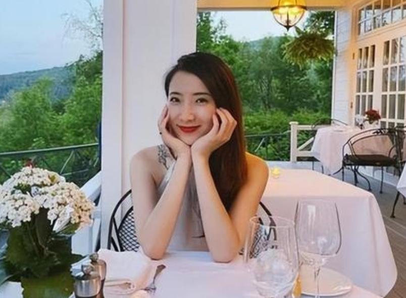 和陈赫离婚10年后，晒出情侣泳装照的许婧，没给前夫留一点体面