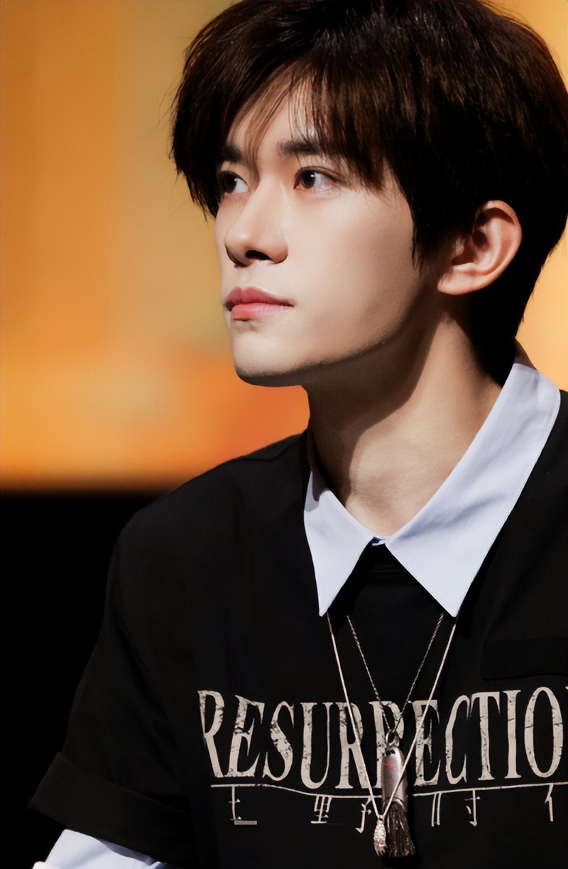 央视专访这次，易烊千玺只字未提赵丽颖，却给赵丽颖提了个醒