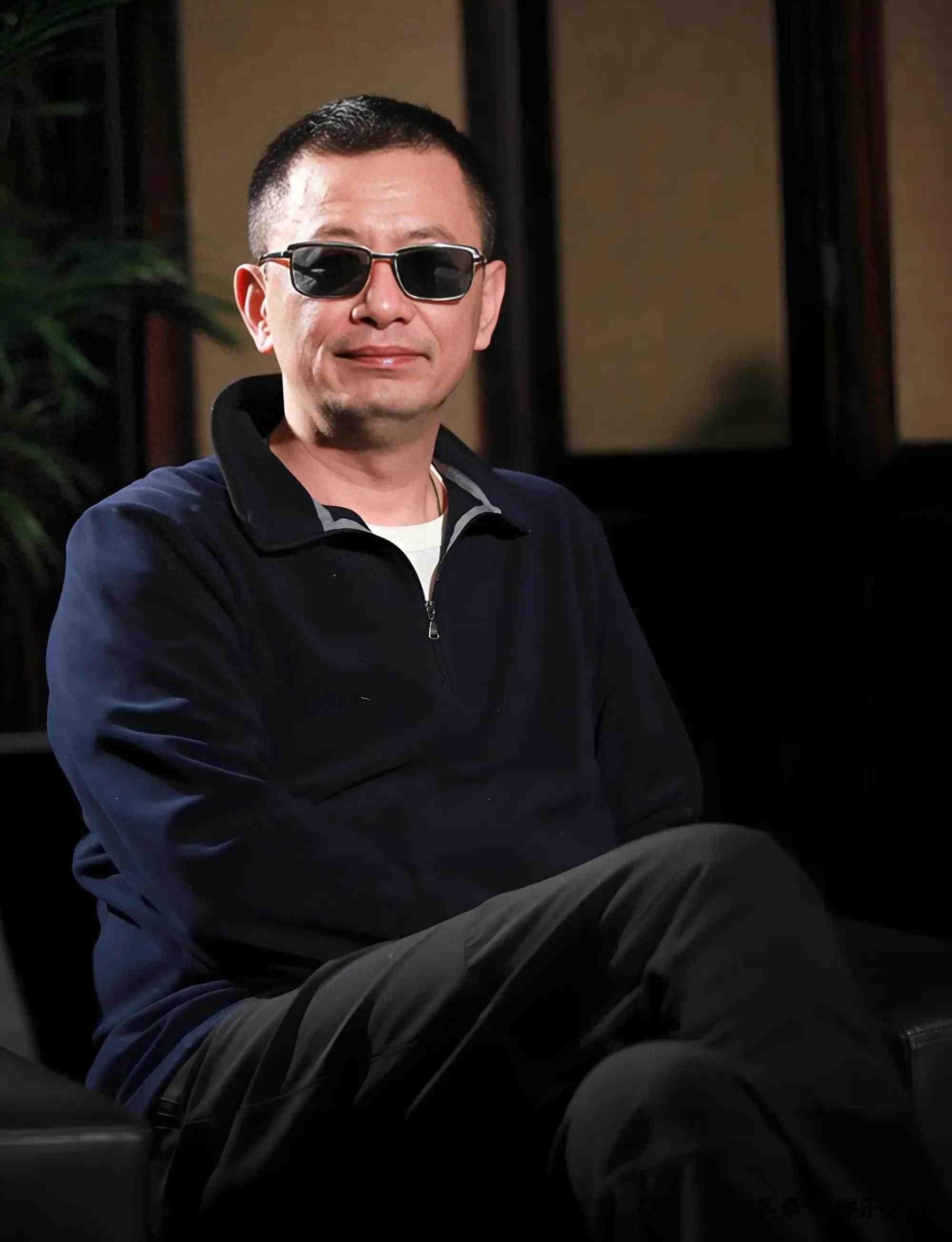 唐嫣没回应，王家卫不解释，全网却吵疯了