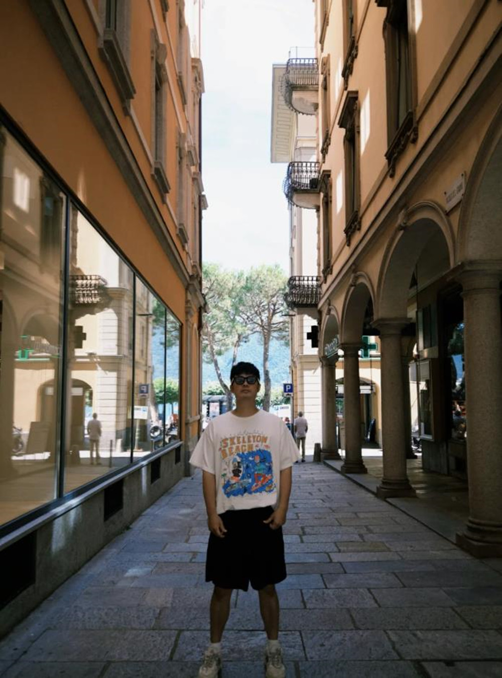 陈赫一家四口瑞士度假,搂着张子萱看美景,夫妻俩甜的像是度蜜月