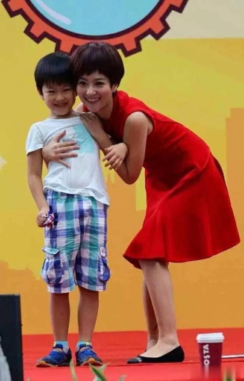 上海女主播李菡,稳坐主播台20年,老公是昔日名嘴,如今低调生活