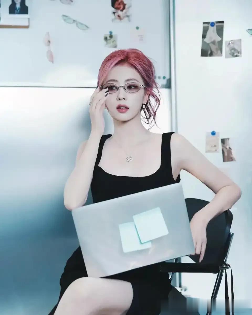 白鹿换了新发色变身“粉色芭比”，穿粉色V领针织开衫，高级显贵