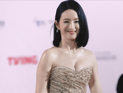 林依晨亮相釜山红毯，她穿鎏金裙腰身粗一圈，二胎产后还没恢复好