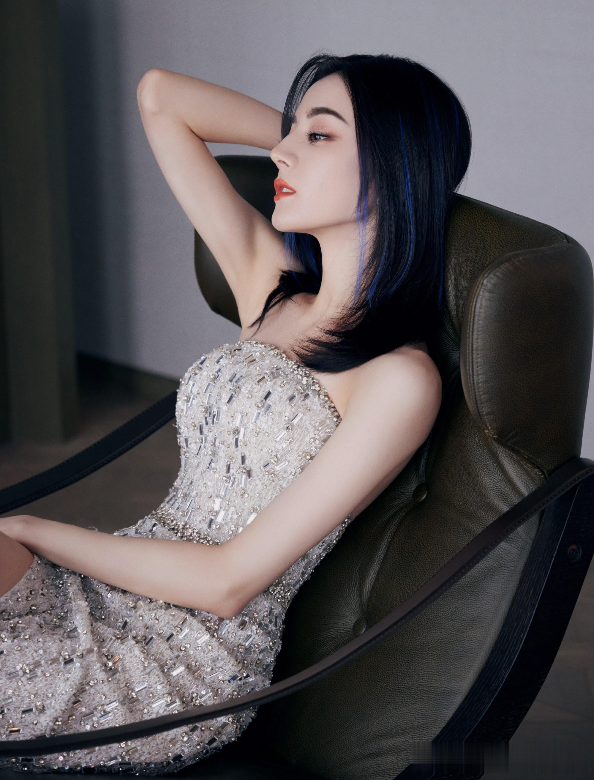 迪丽热巴亮片露背裙配蓝发！性感与酷飒的天花板碰撞