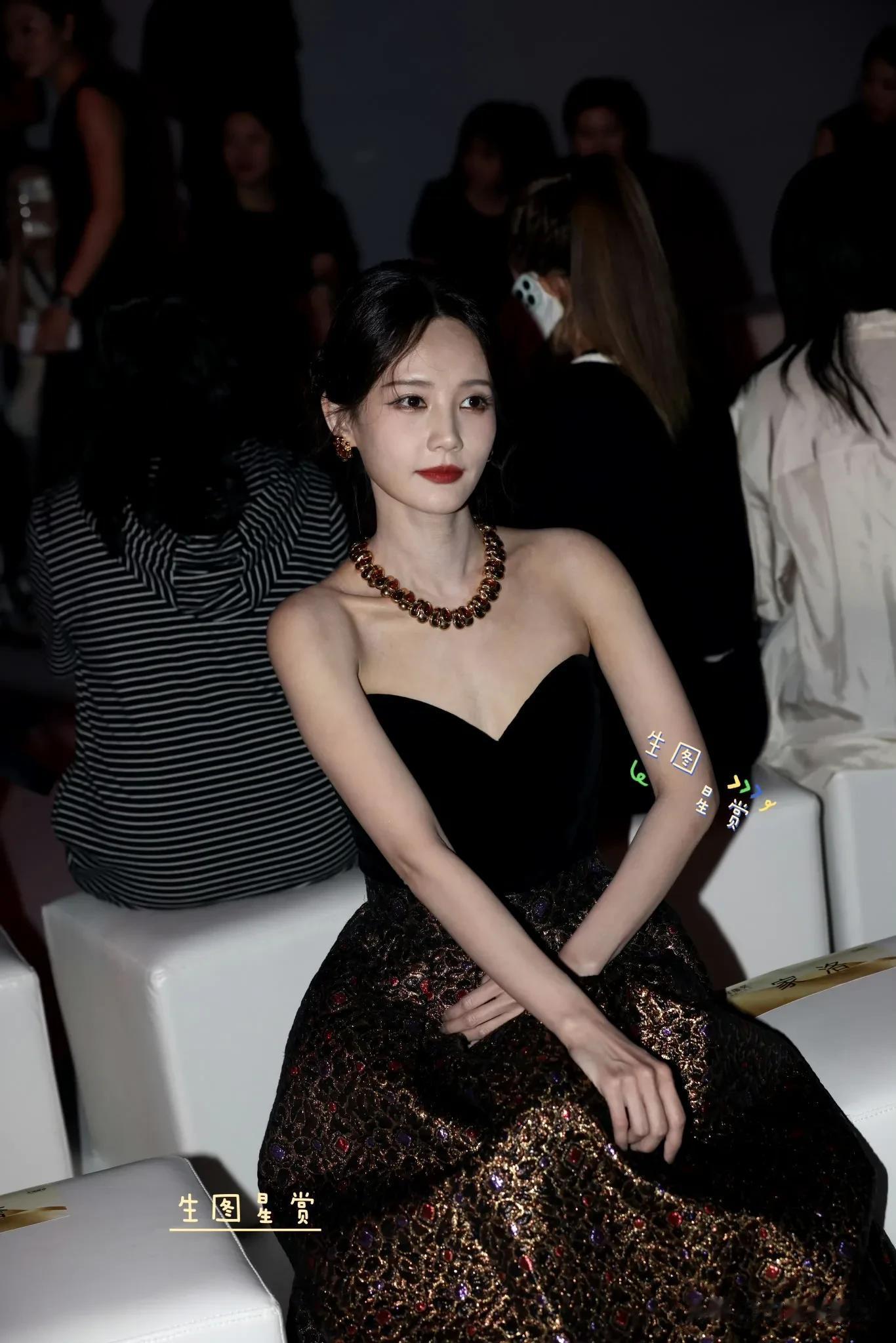 李一桐出席天猫华服奖盛典时,身穿一件1984年古董礼服距今41年。