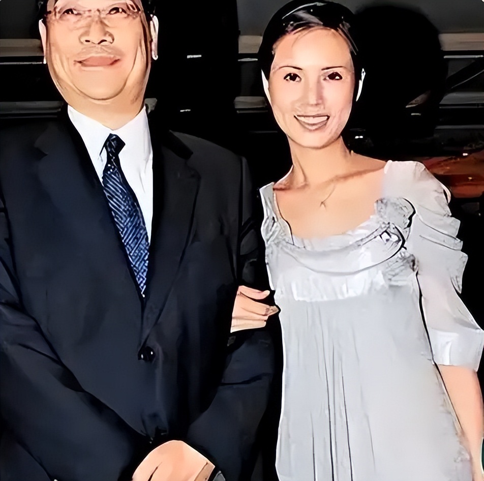 58岁李若彤泰国被偶遇，生图褶多苹果肌吓人，穿露脐装小腹有赘肉