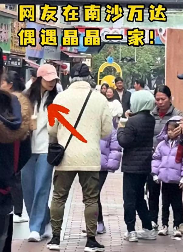 郭晶晶一家看60万电车，霍震霆给孩子买4块饮料，李湘的体面尽失