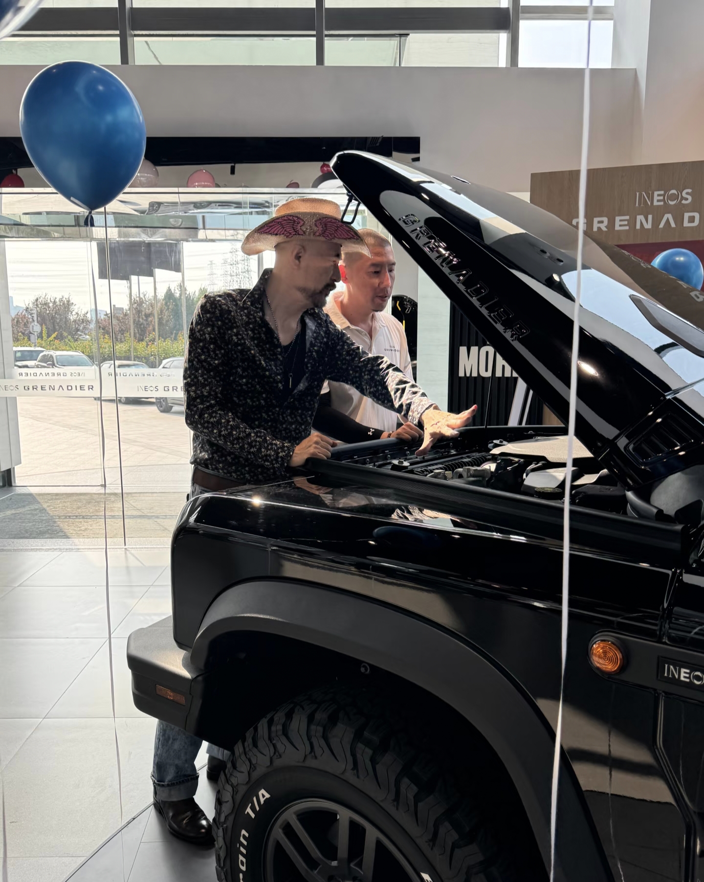 64岁徐锦江现身北京，购买价值90万元越野车，打扮像美国西部牛仔