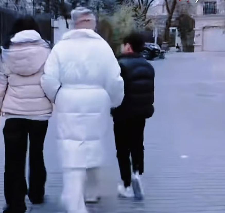 汪小菲专心陪马筱梅待产！玥儿箖箖在奶奶家吃饭香，很爱北京的雪