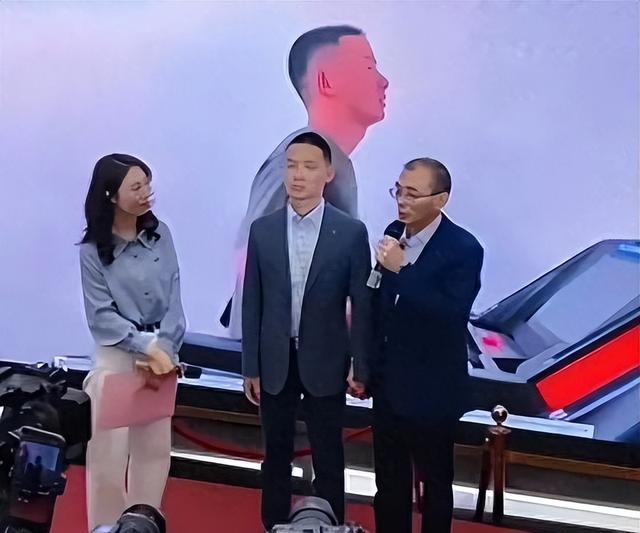 全是谎言!谢岳承认二婚贬原配,谢亲妈现状曝光,蹭流量不择手段