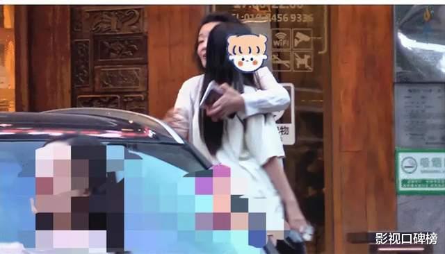 张兰与孙女拥抱,小玥儿表现生疏,动作僵硬,姐弟也长高了不少