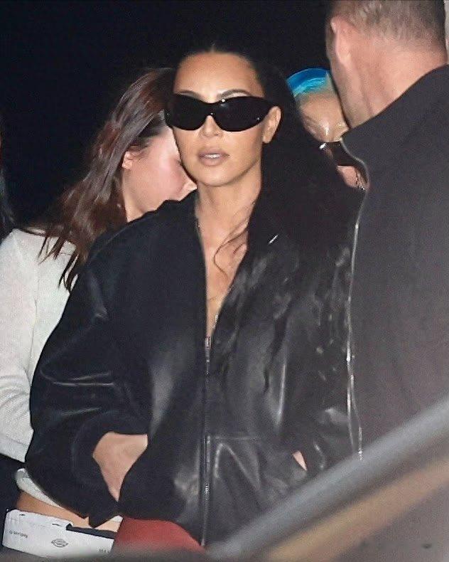 金卡戴珊带女餐厅约会，穿搭有点辣眼了！比安卡：不是让我多穿？